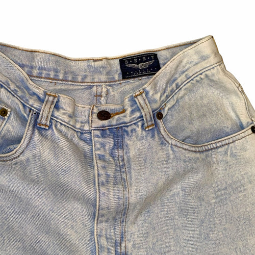 Vangsworld, Inc high-waisted light-wash denim mom jeans with a button-fly closure and classic five-pocket design.