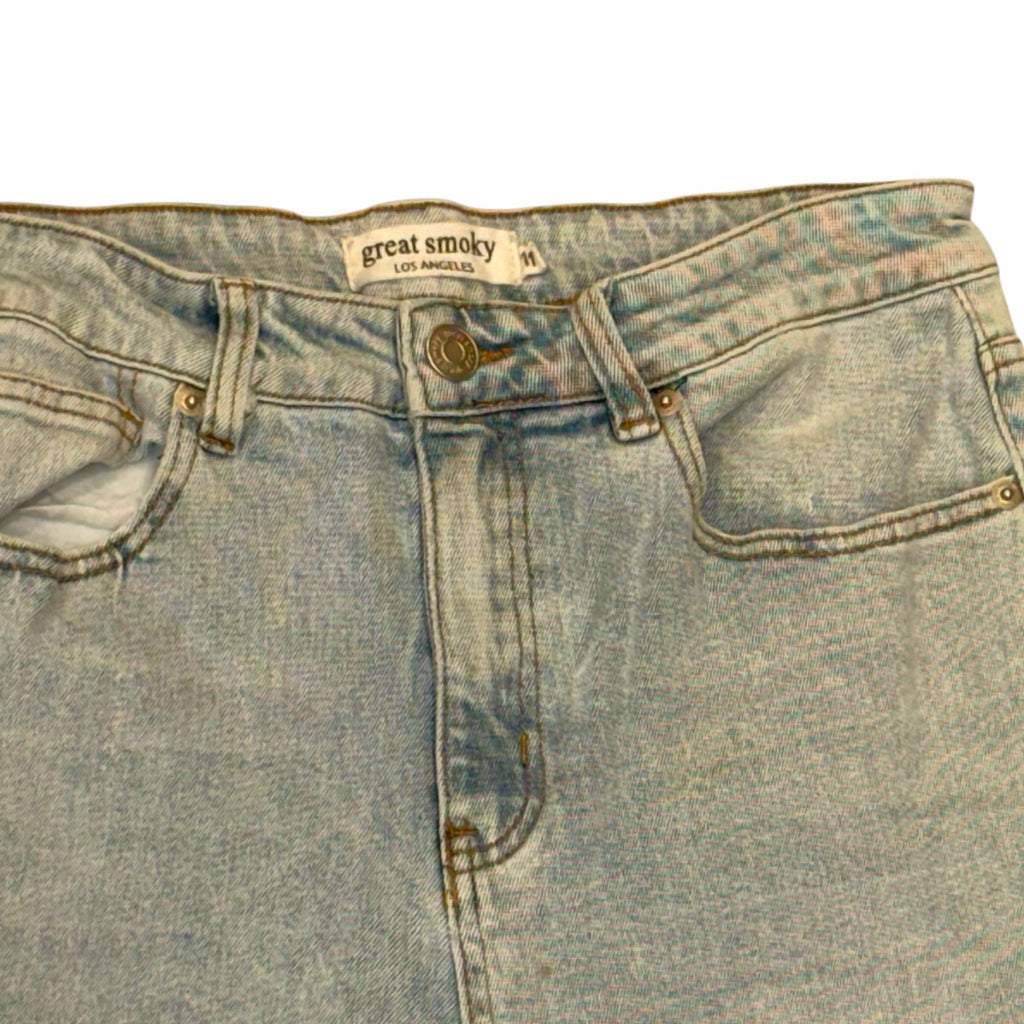 Vangsworld, Inc light-wash high-rise denim jeans with a button-fly closure and classic five-pocket design